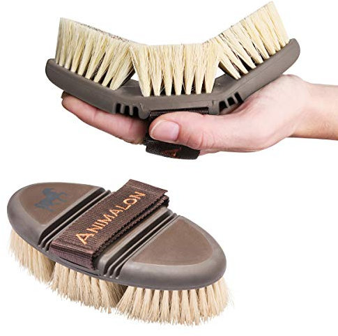 Animalon CareFlex Wurzelbürste – Naturhaar-Pferde-Bürste – Wurzelkardätsche mit harten Naturborsten – flexibel, ergonomisch & hochwertig – Kardätsche mit Klettverschluss