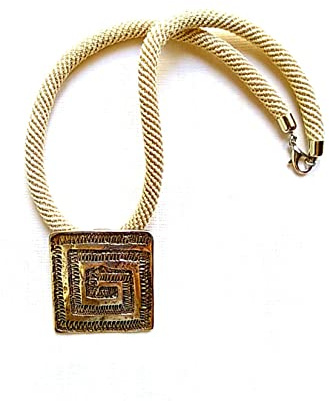 collana boho con ciondolo etnico quadrato fatta all'uncinetto