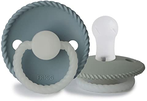 FRIGG Rope Silikon Nacht Leucht-Schnuller | Schnuller 2 Packung | Symmetrischer Sauger in Kirschform | BPA-frei | Hergestellt in Dänemark | (Stone Blue Night/Sage Night, Größe 1 (0-6 Monate))