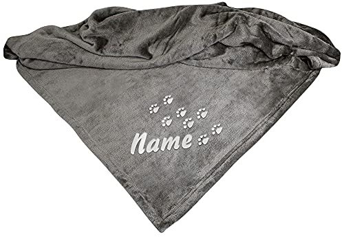 Schecker Mikrofaserdecke Premium - Pfotenspur mit Name Grau- 150 cm x 95 cm Bestickt mit dem Namen Ihres Hundes
