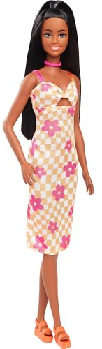 Barbie Fashionistas Muñeca número 233 con pelo negro, que lleva un vestido a media pierna a cuadros en tonos naranja y flor rosa con collar y sandalias, HYT91