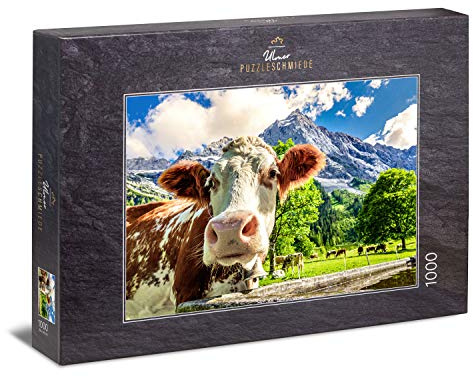 Ulmer Puzzleschmiede - Puzzle „Traum-Kuh-Lisse“ - 1000 Teile Alpen-Puzzle – die neugierige Kuh in Nahaufnahme als Fotopuzzle vor Traumhafter Berg-Kulisse im Alpenraum