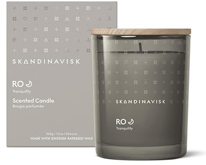 Skandinavisk RO 'Ruhe' Duftkerze. Duftnoten: Geschnittenes Gras und herabgefallene BlaÌˆtter, Gurke und wilde Veilchen. 200 g.