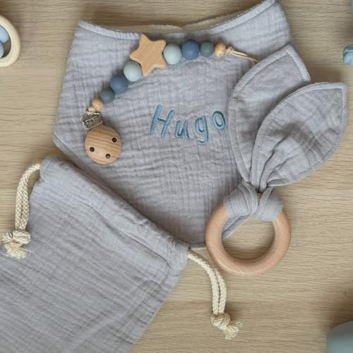 Personlig babykorg med namn – premium presentförpackning i ekologisk bomull för nyfödda, broderade haklapp, muslin och trä, napphållare och påse, OEKO-TEX | (blå)