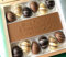CHOCO SECRETS - Frohe Ostern Box mit Oster-Schokoladentafel und 12 eiförmigen Oster-Trüffel-Pralinen in edler Holzbox - Ostergeschenk für Erwachsene und Kinder - Schokolade Ostern