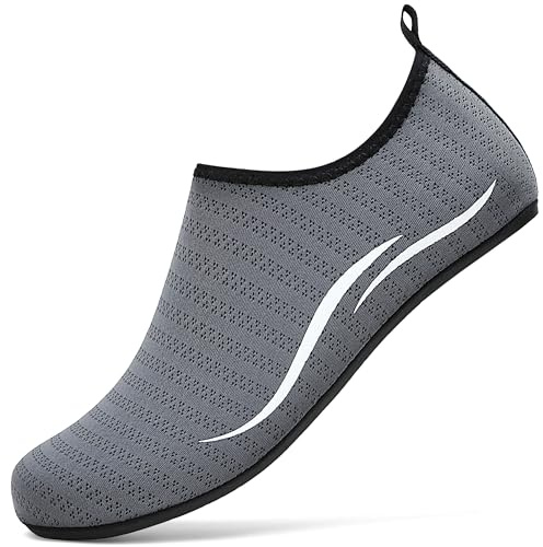 RUOMU Chaussure Aquatique Femmes Hommes Chaussures d'eau pour Surf Plongée Nager Yoga Séchage Rapide Antidérapant Respirant Chaussures pour Sport Aquatique.(Gris,43 EU)