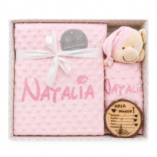 Various Manta Bebé Personalizada con Nombre Bordado, Set Regalo Recién Nacido con Dou Dou y Placa de Madera, Manta Suave 80 x 110 cm, Regalo Baby Shower, Bautizo y Canastilla Bebé