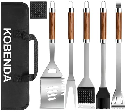 KOBENDA Juego de 7 cubiertos para barbacoa de acero inoxidable con bolsa de almacenamiento, juego de barbacoa con asas de madera resistentes al calor, ideal como regalo de barbacoa para hombres