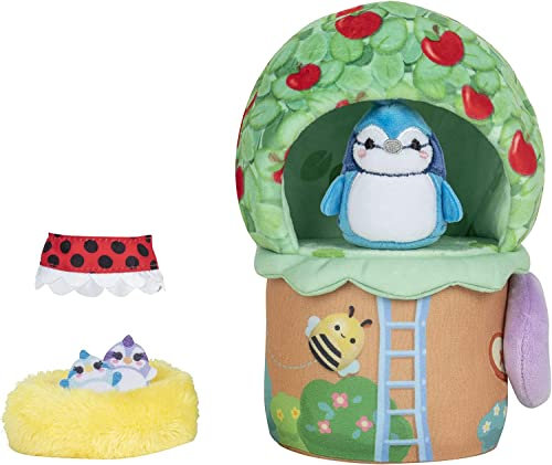 Squishville- Tiptop Comprend Une Peluche Babs The Blue Jay de 5,1 cm, Une Robe Coccinelle, Un nid d'oiseau et Une cabane d'arbres – Jouets pour Enfants, SQM0209, Multicolore, Play Scene