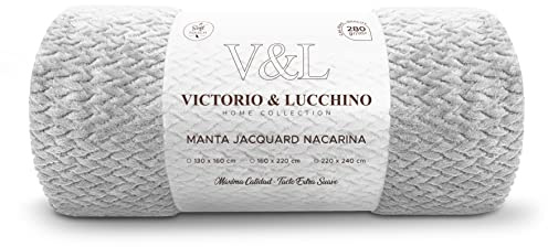Victorio & Lucchino – Manta de Nacarina Suave y Cálida | Tacto Aterciopelado, Ligera y Confortable | 100% Poliéster | Ideal para Sofá o Cama (80517, Jacquard-Perla, 130x160 cm)