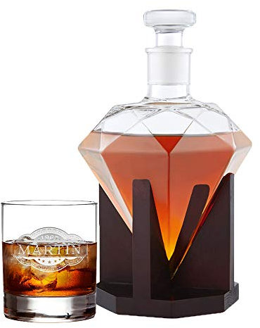 AMAVEL Set da Liquore, Caraffa a Diamante con Chiusura Ermetica e Supporto in Legno, 1 Bicchiere Tumbler Personalizzato con Nome e Anno, Accessori Degustazione
