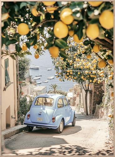 STYLER Bild Via Dei Limoni 50 x 70 cm mit Holzrahmen – Mediterrane Gasse mit Zitronenbaum und Oldtimer – Italien Sommer Retro Wandbild Deko