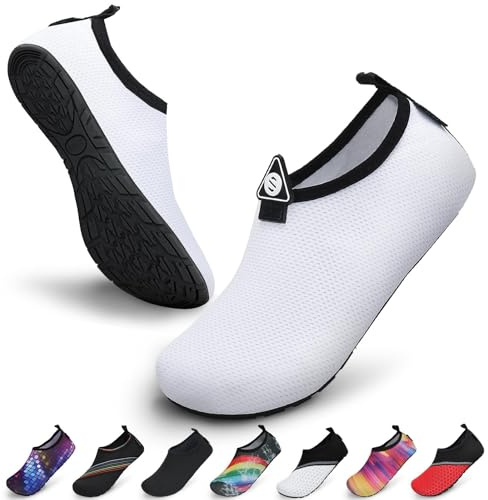 SAGUARO Chaussures Aquatiques Chaussons de d'eau Plongée Chaussettes Aqua pour Piscine et Plage Sports Nautiques Natation Surf Voile Mer Rivière pour Homme Femme(Blanc, 42/43 EU)