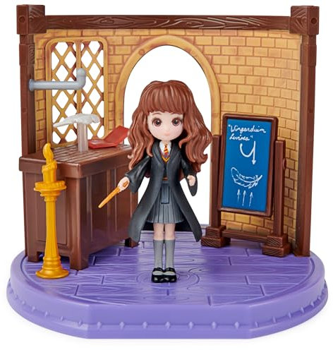 Wizarding World Harry Potter - Hogwarts Zauberkunst Klassenzimmer Spielset mit exklusiver Hermine Granger Sammelfigur, Spielzeug für Kinder ab 5 Jahren, Fanartikel