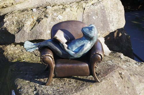 Unbekannt Bronzefigur lesender Frosch auf Sessel