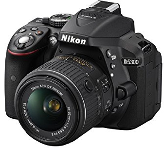 Nikon D5300 Kit con objetivo AF-S DX 18-55mm VR - Cámara réflex digital de 24.2 Mp (pantalla 3.2, estabilizador óptico, vídeo Full HD, GPS), color negro