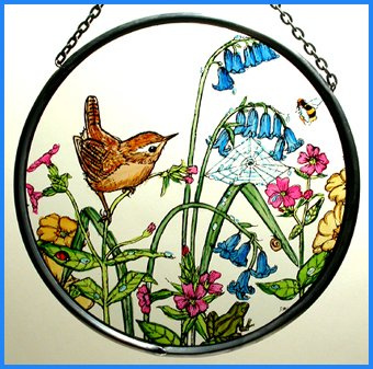 Decorativo Dipinto a Mano vetrata Sun Catcher/Roundel in Un Wren Campanule e Design.