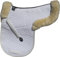 Engel Reitsport | SADEK2-D-WEI-MED | Lammfell Satteldecke | Fell in Sattellage | Fellrand vorne und hinten | Dressur | Stoff Weiss Fell med.