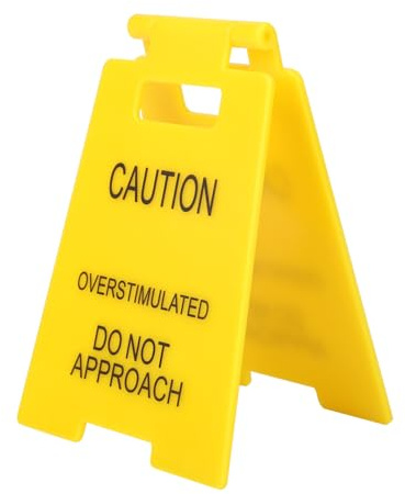 BOXOB Rolig Kontorsprankskylt för Skrivbord, Caution Overstimulated Do Not Approach Varningsskylt Skrivbord Humoristisk Skämtpresent Mini Skrivbordsdekoration för Kollega Anställd Chef Kontor Hem