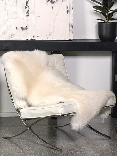 Northsheep Weißes Schaffell L – Echtes Lammfell ca. 110 cm – Flauschiges Naturfell als Teppich, Sofa- oder Stuhlfell – Hochwertiges Dekofell in Naturform