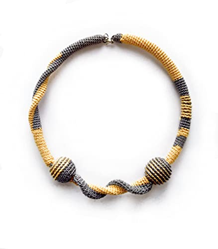 collana moderna asimmetrica all'uncinetto
