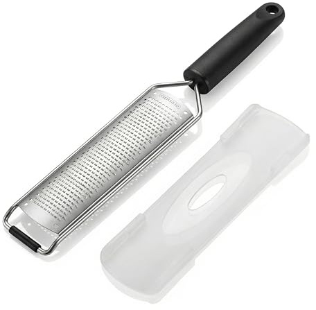 Arendo - Premium Zester Reibe aus Edelstsahl – Zesterreibe – Parmesanreibe, Zitronenreibe, Muskatnuss Reibe, Ingwerreibe u.v.m. – rasiermesserscharfe Edelstahl Klinge – inkl. Schutzabdeckung