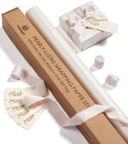 Vitalizart 76cm x 5m Carta da Regalo Bianca, Perlata con Nastro di Raso di Chiffon Chiaro & Etichette Regalo Riciclabili, Rotolo di Carta da Regalo per Natale, Compleanno, Matrimonio & Artigianato