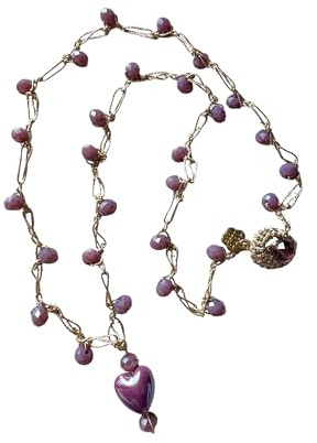 Collana girocollo artigianale fatta a mano, lavorata all'uncinetto con filato Lurex oro, cristalli in vetro viola e ciondolo a cuore in ceramica viola - Idea regalo donna. Pezzo unico.