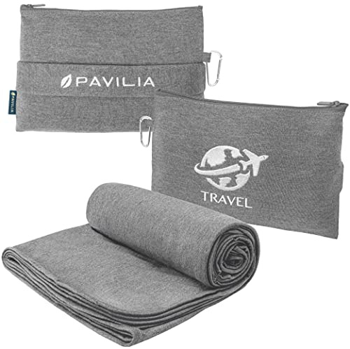PAVILIA Manta de Viaje compacta, Bolsa Plegable de Manta de avión, Juego de Almohada portátil de Forro Polar Suave, Viajes en avión, Viajes en Coche, Accesorios Esenciales de Viaje, Clip de Mochila