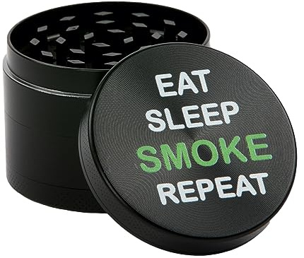 OnAir® Grinder 4 pezzi – Tritatutto per erbe con setaccio e raschietto – Macinino in metallo da 50 mm per erbe tabacco spezie (Eat-Sleep-Smo-Repeat)