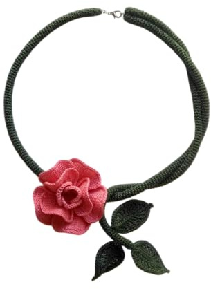 collana boho girocollo rosa corallo, collana fiore e foglie all'uncinetto