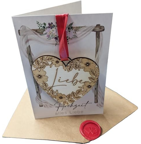 Woodland Mail Hochzeitskarte mit rustikalem Holzanhänger in Herzform auf der Vorderseite mit detaillierter Gravur und dem Wort Liebe eingraviert (Hochzeitskarte)