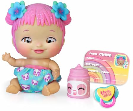 Wandi Doo's from China, Muñeca Bebé Asiática de China, Habla con el Lenguaje Universal de los Bebés, el Doo Doo Doo, Pañal de Ositos Panda con 2 Accesorios, Biberón y Chupete, Famosa (WAD02000)