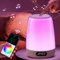 One Fire Nachttischlampe Kinder mit Lichtwecker,APP Nachtlicht Kinder mit Wecker Kinder,RGB+10 Helligkeit Nachttischlampe Touch Dimmbar,14 White Noise Nachtlicht Baby Stilllicht, 3000mAh Akku Lampe