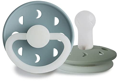 FRIGG Mondphase Silikon Nacht Leucht-Schnuller | Schnuller 2 Packung | Symmetrischer Sauger in Kirschform | BPA-frei | Hergestellt in Dänemark | (Stone Blue Night/Sage Night, Größe 2 (6-18 Monate))