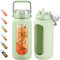 BLUEGO 2000ml Glaswasserflasche mit Edelstahlgriff und Zeitmarkierung 2L Trinkflasche Borosilikatglas mit Silikonhülle und Stroh für Fitnessstudio Büro Draussen Sport Wasserflaschen BPA-frei, Hellgrün