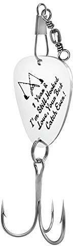 wavvter Personalisierte Angelköder Haken Gravierte Angelhaken Fischer Geschenk für Papa Geburtstag Weihnachten Jubiläum Vatertag (I vear&I still Hooked I Love Your Best Catch Even)