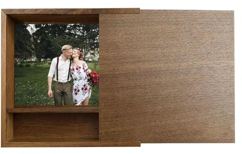 TATMOHIK Walnuss Holz Fotobox 10x15 cm mit USB-Fach, 2-Fächer Erinnerungsbox mit Schiebedeckel, Edle Holzkiste für Hochzeitsfotos, Handgefertigte Geschenkbox für Fotografen & Paare (17,1x17,1x3,5 cm)