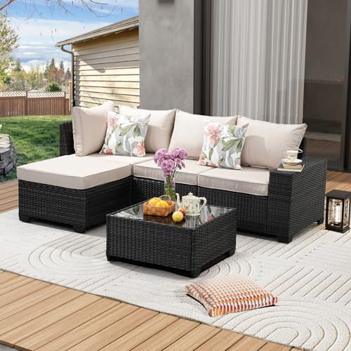 JOYURE Juego de muebles de jardín de 5 piezas - Sofá seccional exterior resistente a todas las inclemencias del tiempo de ratán - Sofá de patio con cojín y mesa de cristal y puf para porche, borde de