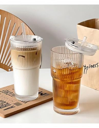 BUOAZR 2 Stück 600ml Gerippte Glasbecher mit Deckel und Strohhalm, Eiskaffee Gläser, Smoothie Becher, luftdichtes und wasserdichtes Design, Trinkgläser ideal als Saft, Cocktails, Bier, Kaffee