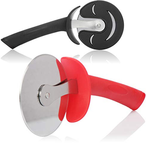 COM-FOUR® 2x Pizza Cutter con cappuccio di protezione - Rullo per pizza in acciaio inossidabile - Rotella per pizza - Pizza Cutter - Nero, Rosso [la selezione varia]. (02 pezzi - Tagliapizza)