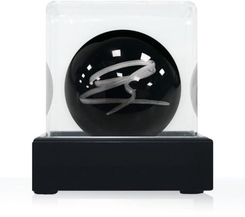 Exclusive Memorabilia Schwarzer Snookerball, signiert von Luca Brecel. In Vitrine