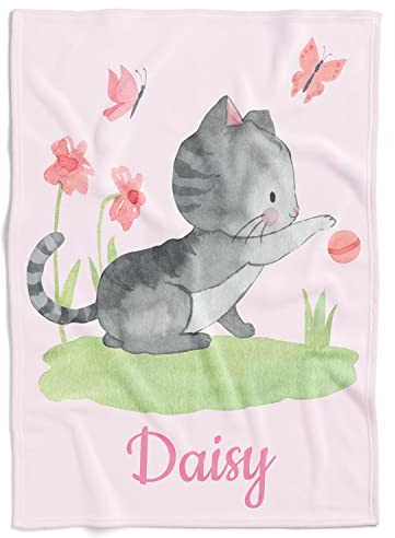 Personalisierte Babydecke Kinderdecke mit eigenen Namen, Kätzchenmotiv & Farbauswahl | Individuelle Baby Decke Namensdecke mit graue Katze Motiv (Kätzchen mit Ball) 80 x 110 cm