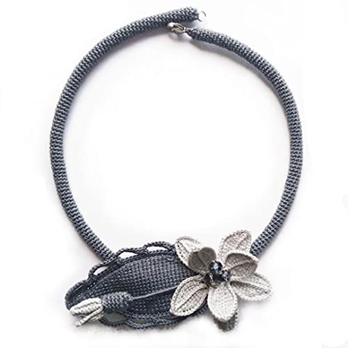 collier au crochet avec une fleur et une feuille