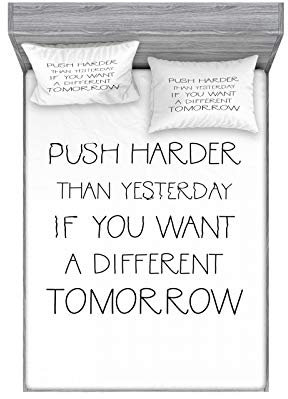 ABAKUHAUS inspirativ Buntes Spannbetttuch- und Kissen-Set, Fester drücken Wörter, Dekoratives und Bedrucktes 3-teiliges Bettwäscheset, 135 cm x 190 cm, Dunkelbraun und Weiß