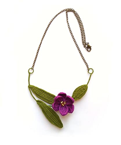 collana fiore viola, collana fiore crocus all'uncinetto, viola/verde, artigianato italiano, made in Italy