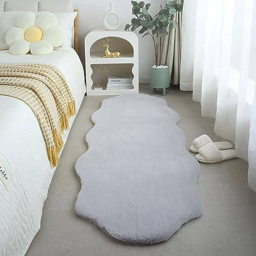 Carpetsale24 Kinderteppich Moderne Fell-Form Design 60 x 180 cm Silberfarbe - Waschbarer Läufer Teppich Schlafzimmer Extra Weich und Flauschig - Teppich Kinderzimmer für Mädchen und Junge Kunstfell