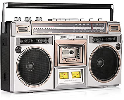 Radiocasete, Reproductor de casetes, Radio Am/FM, transmisión inalámbrica, Ranuras USB/Micro SD, Entrada Auxiliar, Conector para Auriculares, conversión de casetes a USB/SD, Estilo clásico de los 80