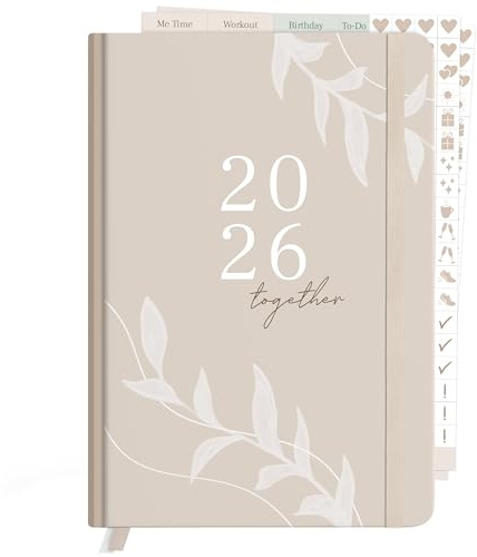 KIND OF HAZEL® Familienplaner 2026 DIN A5 Buchkalender mit 5 Spalten und Sticker, Hardcover Kalender für Familienorganisation und Termine, Wochenplaner, Beige