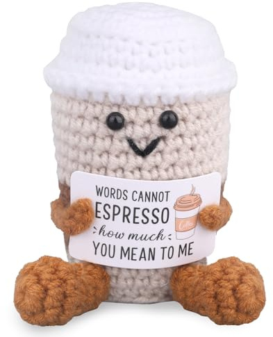 TOYMIS Café Ganchillo Positivo, Hecho a Mano Taza Café Apoyo Emocional con Tarjeta Apoyo Muñeca Espresso Tejida Decoración Escritorio Divertida para Amigos Compañeros Trabajo Regalo Aliento